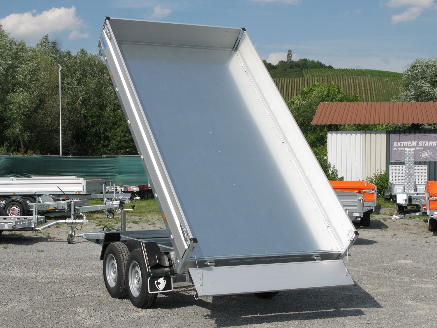 Hapert 3-Seiten-Kipper Cobalt HM-2 - 3500 – 3350 x 1800 Alubordwand niedr. FW – Ladefläche 335 × 180 cm – 3500 kg – Tandemachser – Ansicht 1