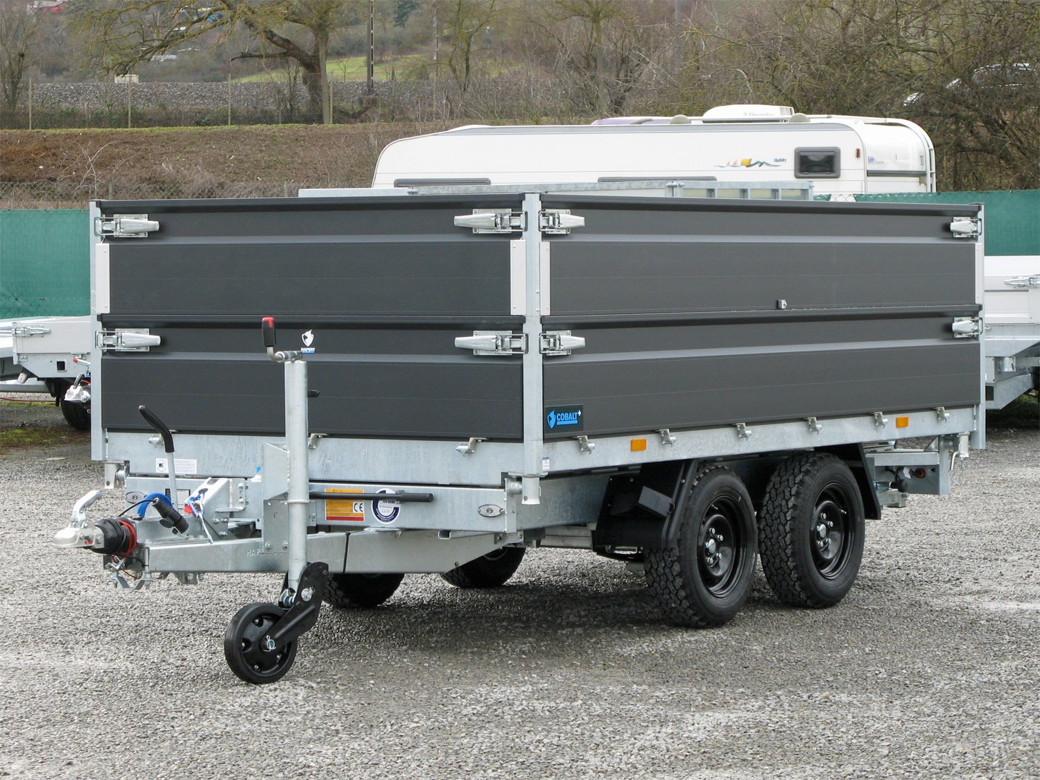 Hapert 3-Seiten-Kipper Cobalt Plus 3500 – Bordwandaufsatz 400 mm pendelbar – Ladefläche 335 × 180 cm – 3500 kg – Tandemachser – Ansicht 1