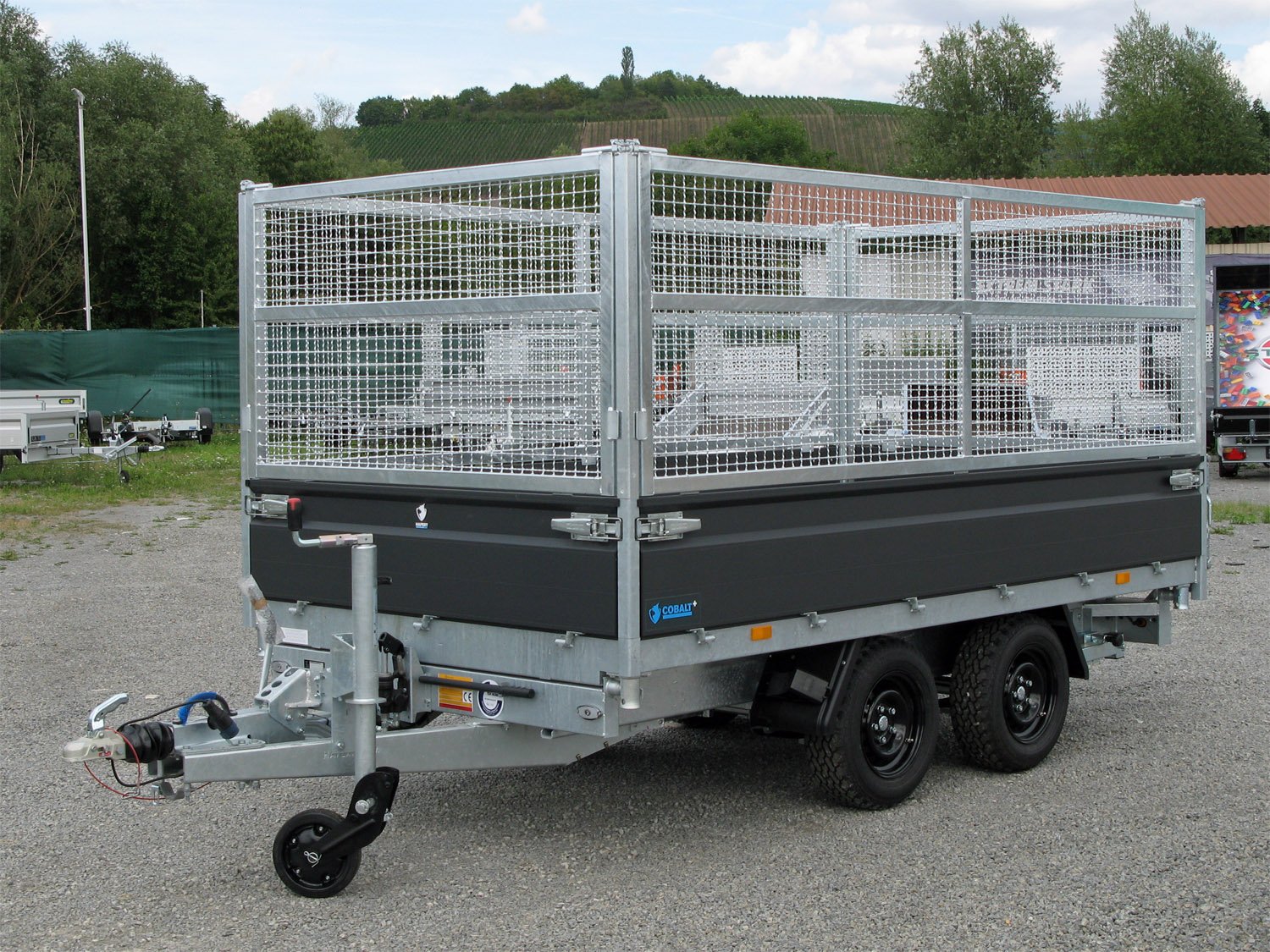 Hapert 3-Seiten-Kipper Cobalt Plus Pro 3500 – Gitteraufsatz 1000 mm – Ladefläche 335 × 180 cm – 3500 kg – Tandemachser – Ansicht 1