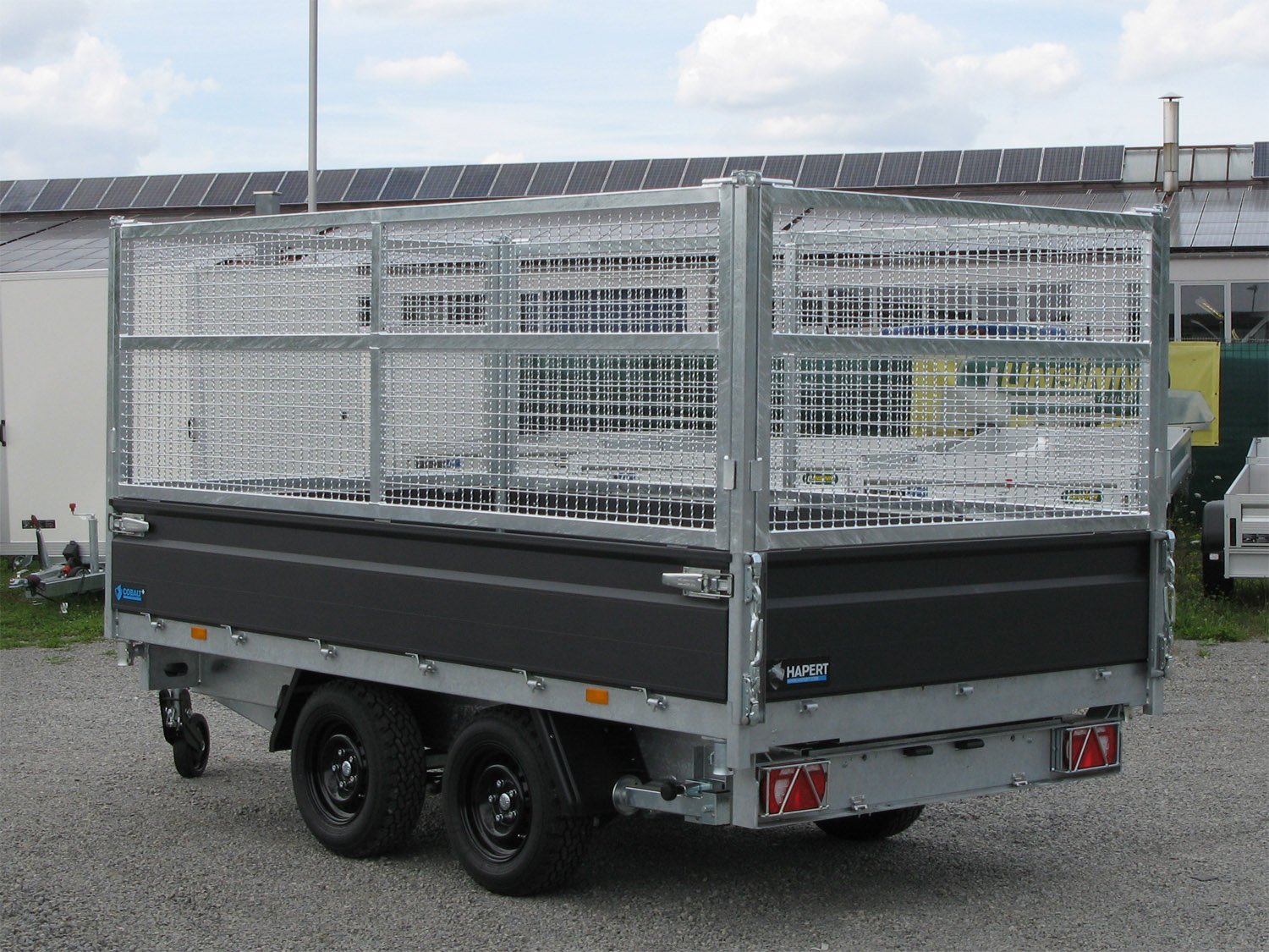Hapert 3-Seiten-Kipper Cobalt Plus Pro 3500 – Gitteraufsatz 1000 mm – Ladefläche 335 × 180 cm – 3500 kg – Tandemachser – Ansicht 2