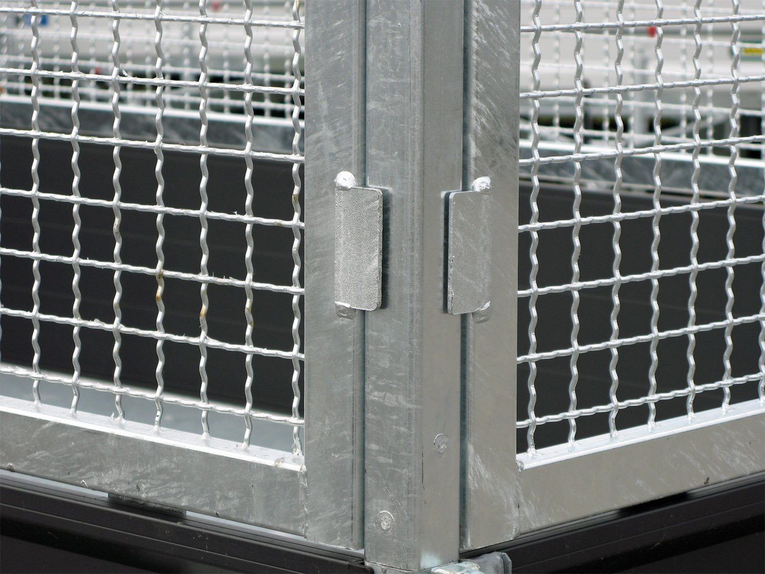 Hapert 3-Seiten-Kipper Cobalt Plus Pro 3500 – Gitteraufsatz 1000 mm – Ladefläche 335 × 180 cm – 3500 kg – Tandemachser – Ansicht 3