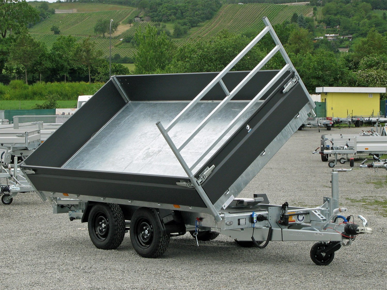 Hapert 3-Seiten-Kipper Cobalt Plus Pro 3500 – Gitteraufsatz 1000 mm – Ladefläche 335 × 180 cm – 3500 kg – Tandemachser – Ansicht 4