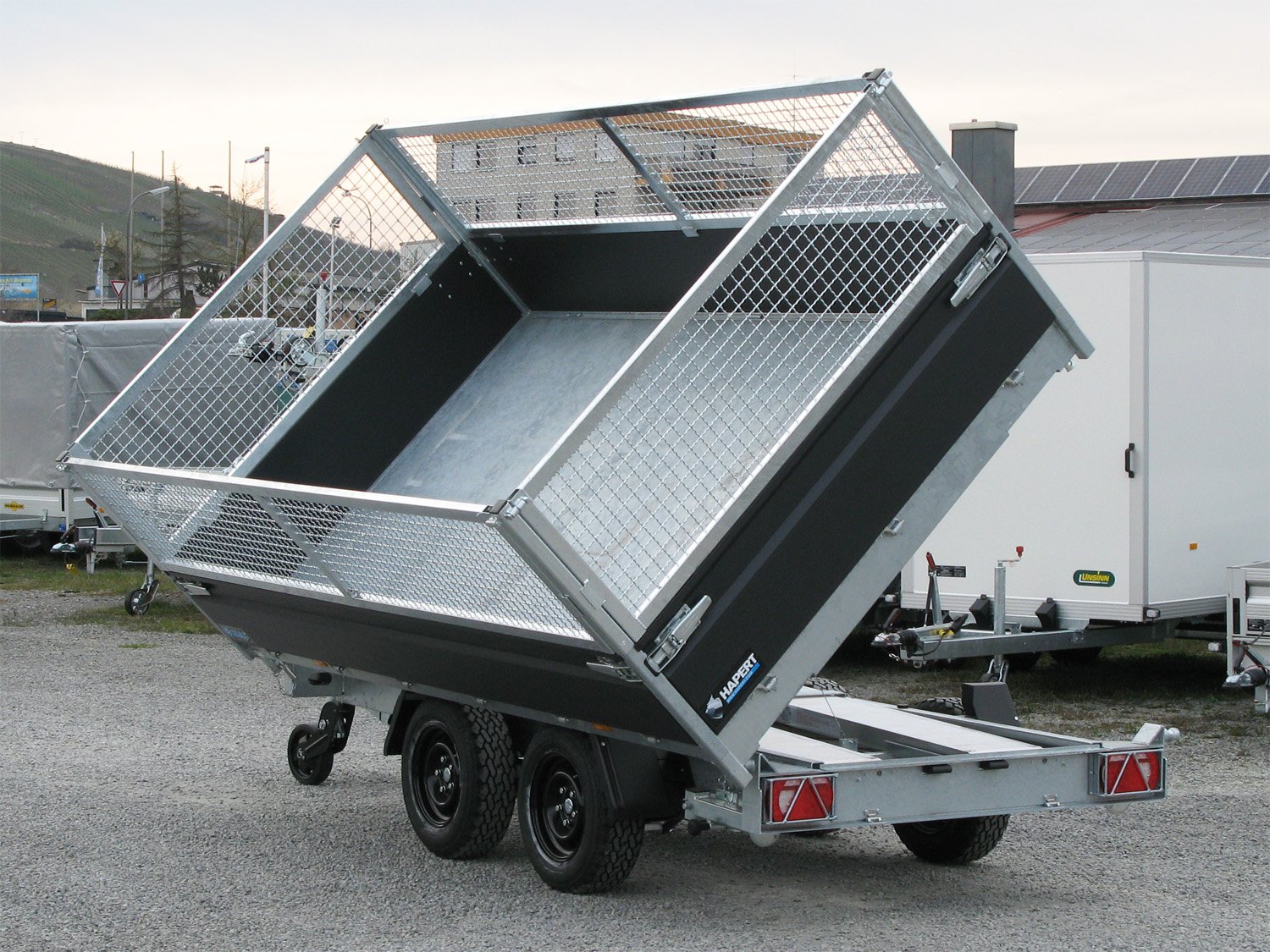 Hapert 3-Seiten-Kipper Cobalt Plus Pro 3500 – Gitteraufsatz 600 mm – Ladefläche 335 × 180 cm – 3500 kg – Tandemachser – Ansicht 1