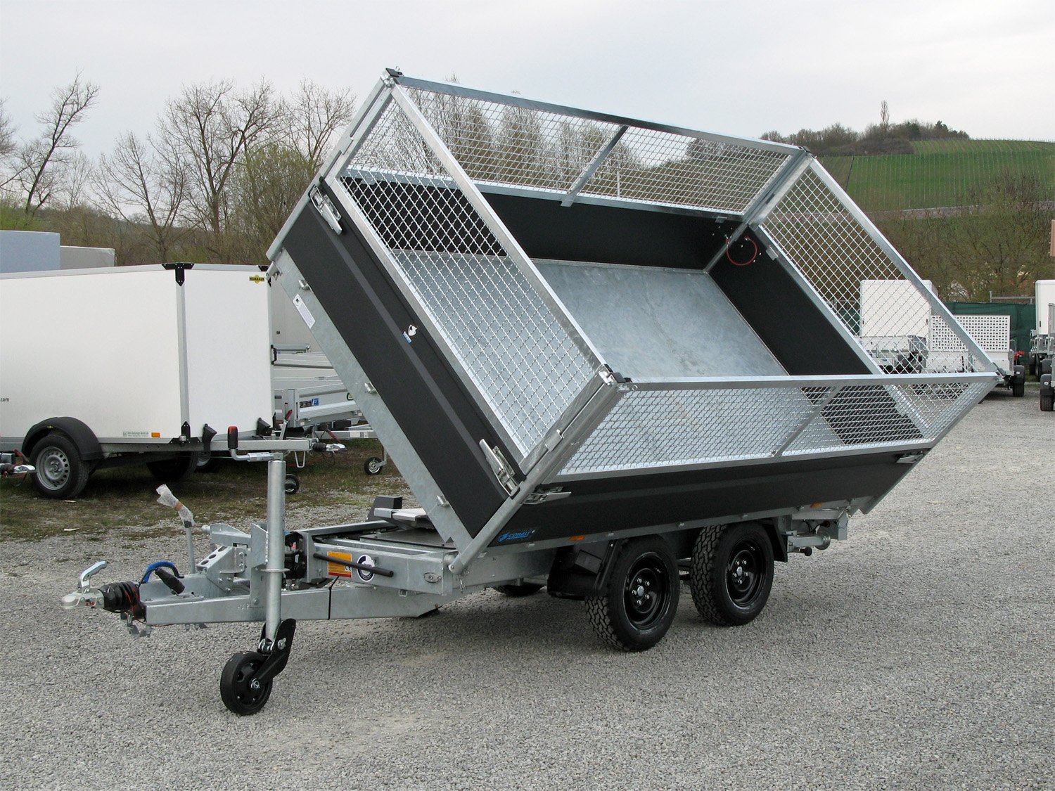 Hapert 3-Seiten-Kipper Cobalt Plus Pro 3500 – Gitteraufsatz 600 mm – Ladefläche 335 × 180 cm – 3500 kg – Tandemachser – Ansicht 3