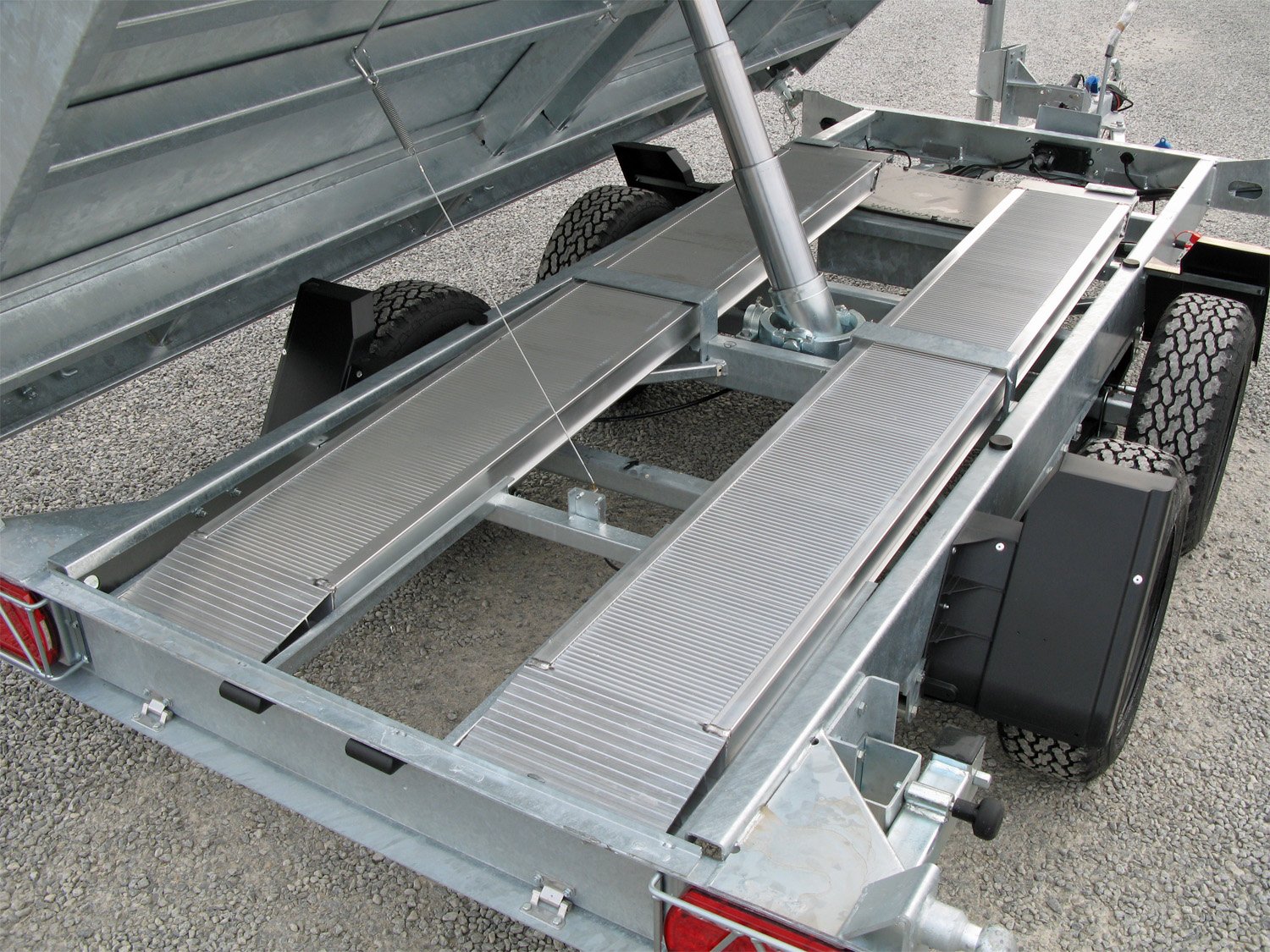 Hapert 3-Seiten-Kipper Cobalt Plus Pro 3500 – Gitteraufsatz 600 mm – Ladefläche 335 × 180 cm – 3500 kg – Tandemachser – Ansicht 4