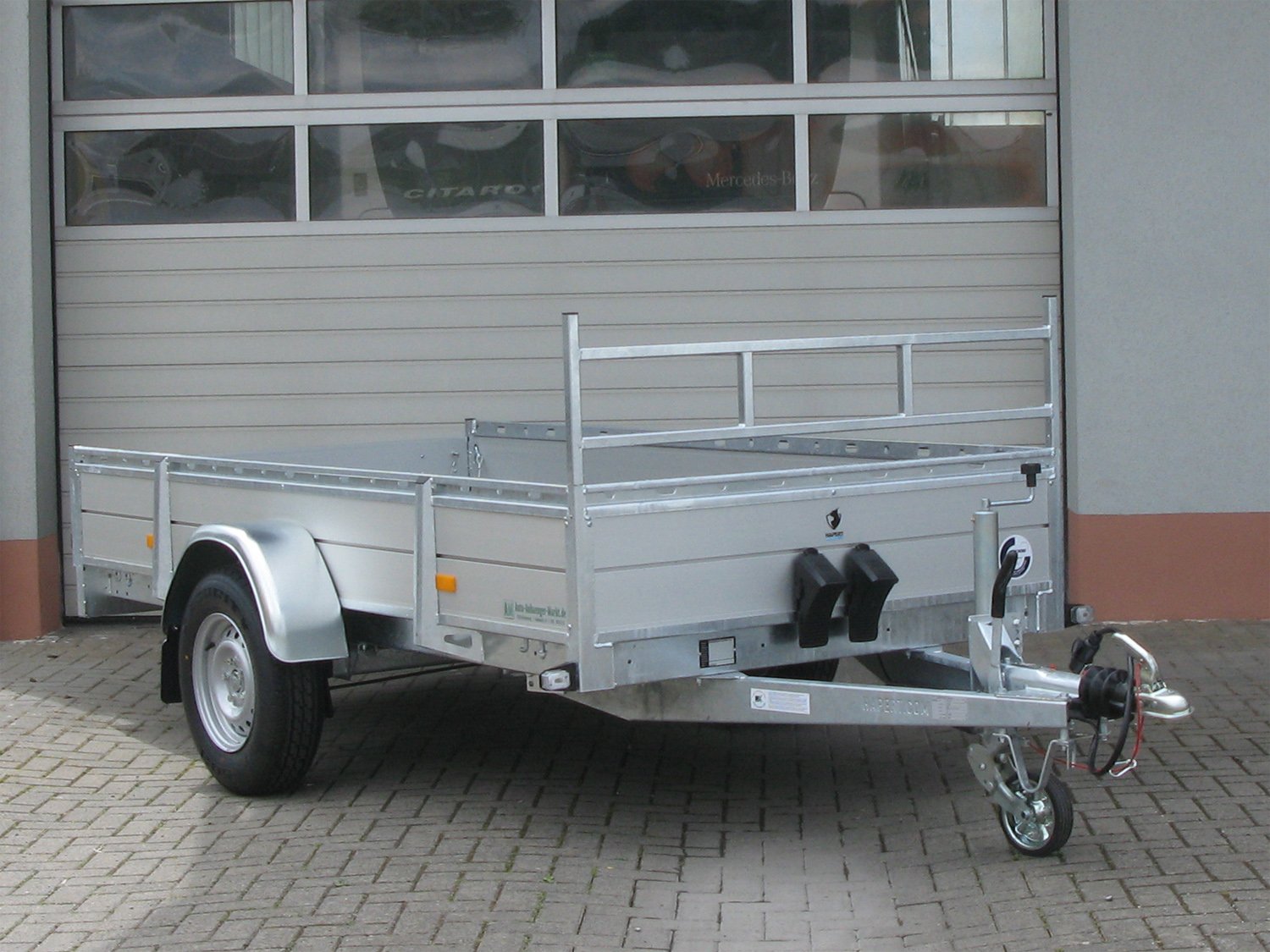 Hapert Kastenanhänger Azure L-1 - 1350 – Multiplex – Ladefläche 300 × 150 cm – 1350 kg – Einachser – Ansicht 1