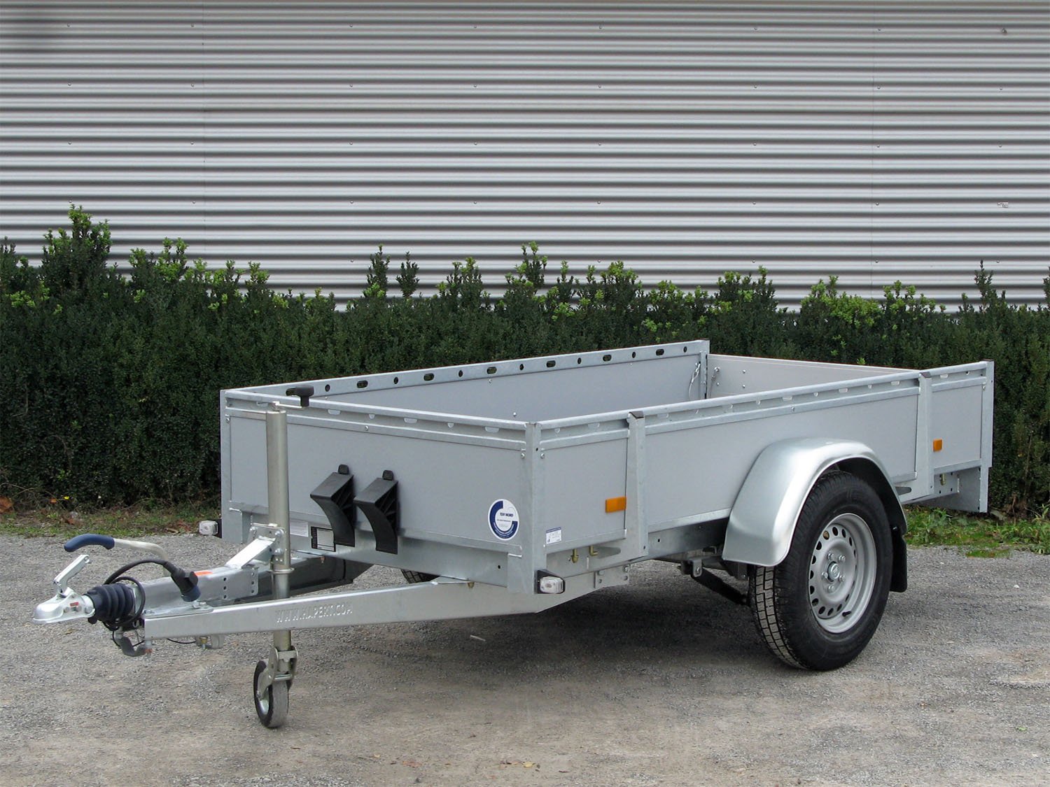 Hapert Kastenanhänger Azure L-1 - 1500 – Multiplex – Ladefläche 250 × 130 cm – 1500 kg – Einachser – Ansicht 1