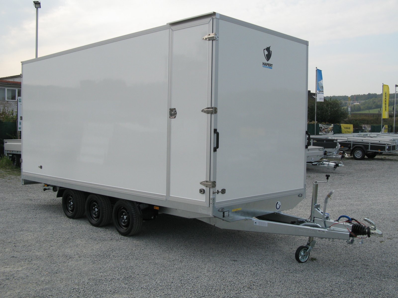 Hapert Kofferanhänger Sapphire H3- 3500 Tridem – Auffahrpaket und Seitentüre – Ladefläche 505 × 200 cm – 3500 kg – 3-Achser – Ansicht 1