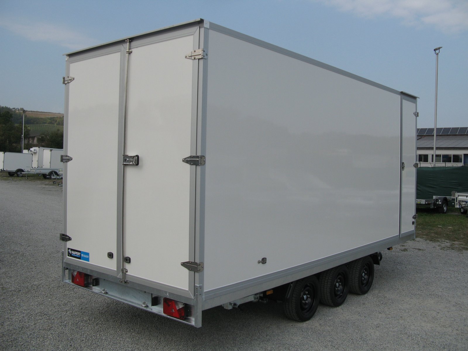 Hapert Kofferanhänger Sapphire H3- 3500 Tridem – Auffahrpaket und Seitentüre – Ladefläche 505 × 200 cm – 3500 kg – 3-Achser – Ansicht 2