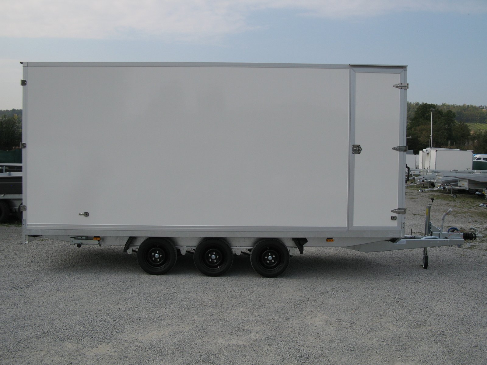 Hapert Kofferanhänger Sapphire H3- 3500 Tridem – Auffahrpaket und Seitentüre – Ladefläche 505 × 200 cm – 3500 kg – 3-Achser – Ansicht 3
