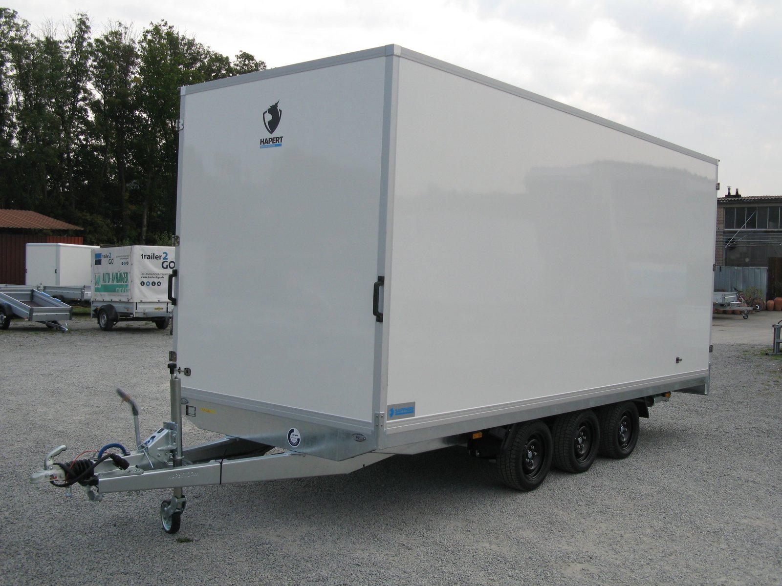 Hapert Kofferanhänger Sapphire H3- 3500 Tridem – Auffahrpaket und Seitentüre – Ladefläche 505 × 200 cm – 3500 kg – 3-Achser – Ansicht 4
