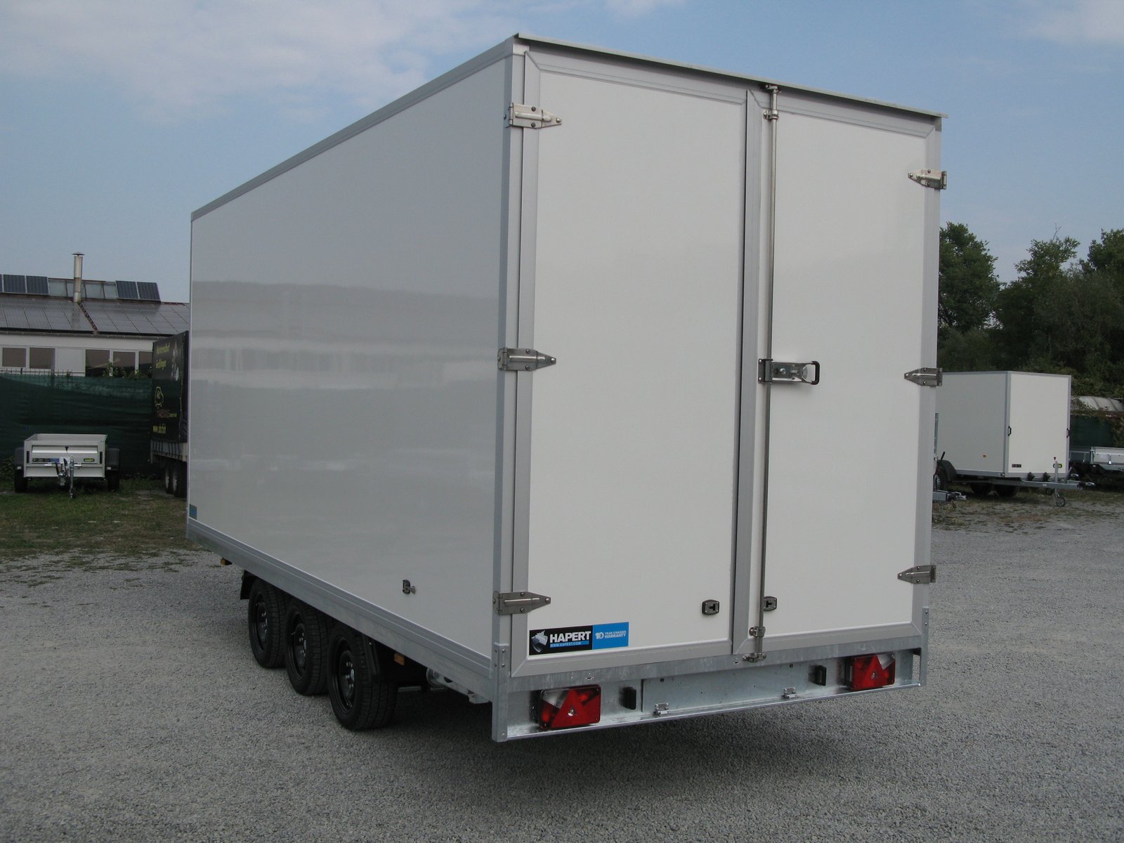 Hapert Kofferanhänger Sapphire H3- 3500 Tridem – Auffahrpaket und Seitentüre – Ladefläche 505 × 200 cm – 3500 kg – 3-Achser – Ansicht 5
