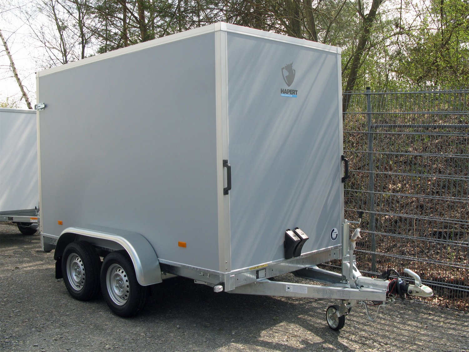 Hapert Kofferanhänger Sapphire L-2 - 2000 – 300 x 150 x 180 Rampe – Ladefläche 300 × 150 cm – 2000 kg – Tandemachser – Ansicht 1