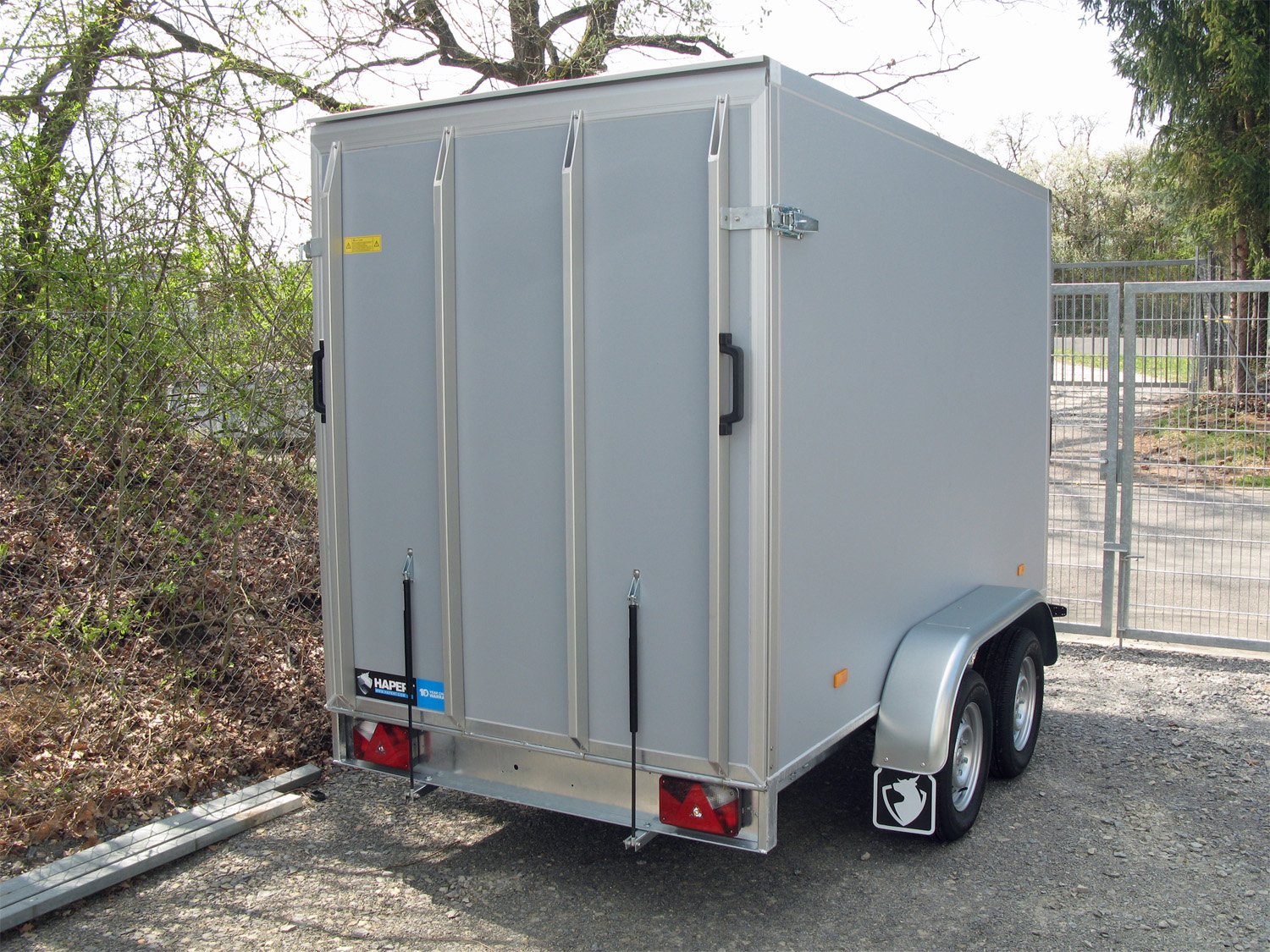 Hapert Kofferanhänger Sapphire L-2 - 2000 – 300 x 150 x 180 Rampe – Ladefläche 300 × 150 cm – 2000 kg – Tandemachser – Ansicht 2