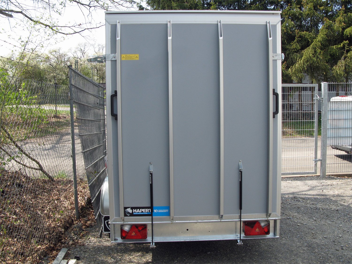 Hapert Kofferanhänger Sapphire L-2 - 2000 – 300 x 150 x 180 Rampe – Ladefläche 300 × 150 cm – 2000 kg – Tandemachser – Ansicht 3