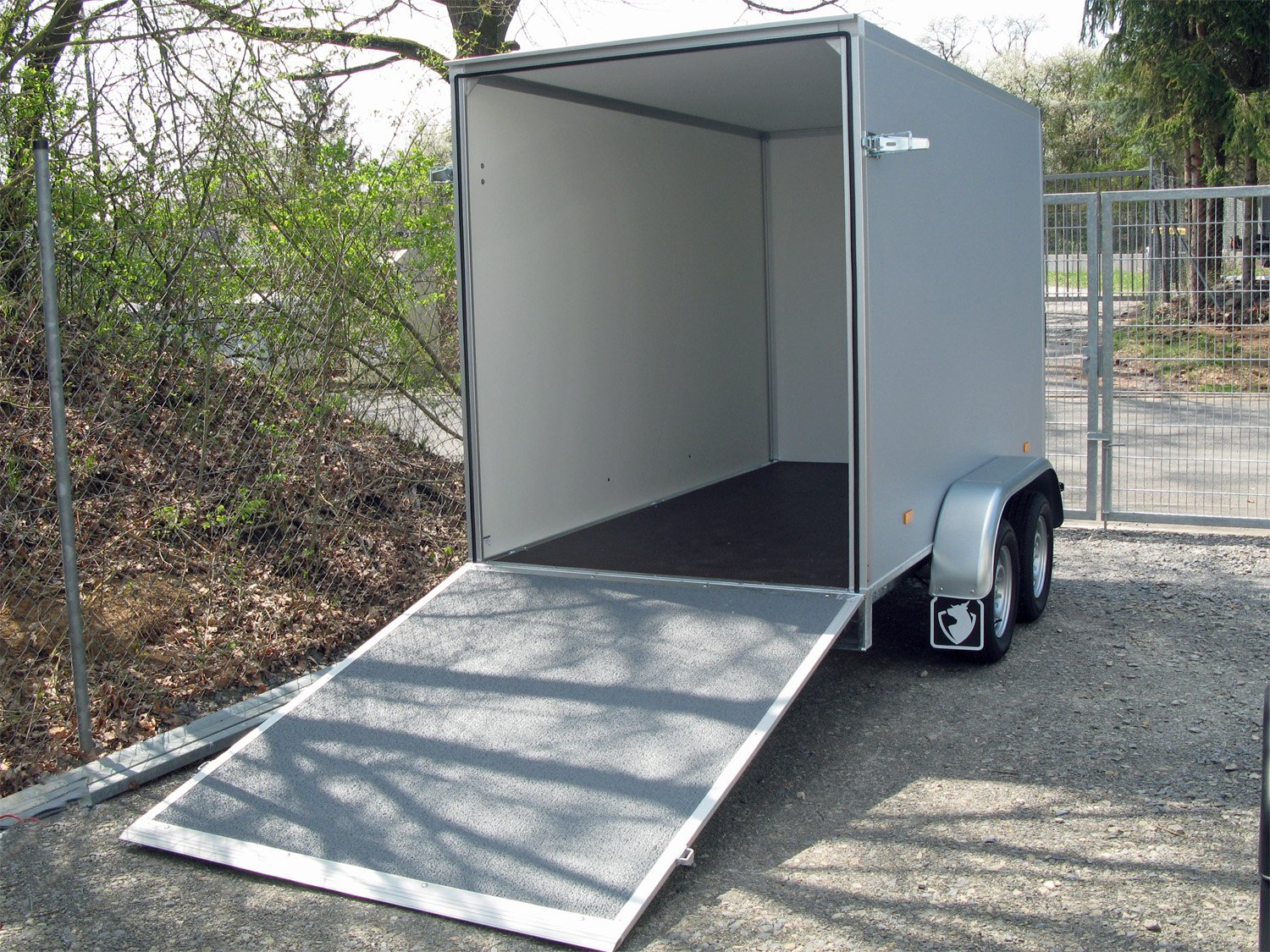 Hapert Kofferanhänger Sapphire L-2 - 2000 – 300 x 150 x 180 Rampe – Ladefläche 300 × 150 cm – 2000 kg – Tandemachser – Ansicht 4