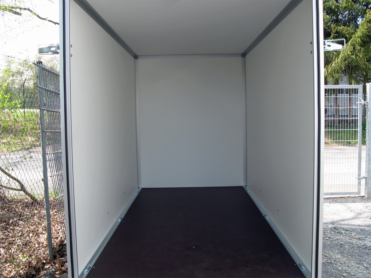 Hapert Kofferanhänger Sapphire L-2 - 2000 – 300 x 150 x 180 Rampe – Ladefläche 300 × 150 cm – 2000 kg – Tandemachser – Ansicht 5