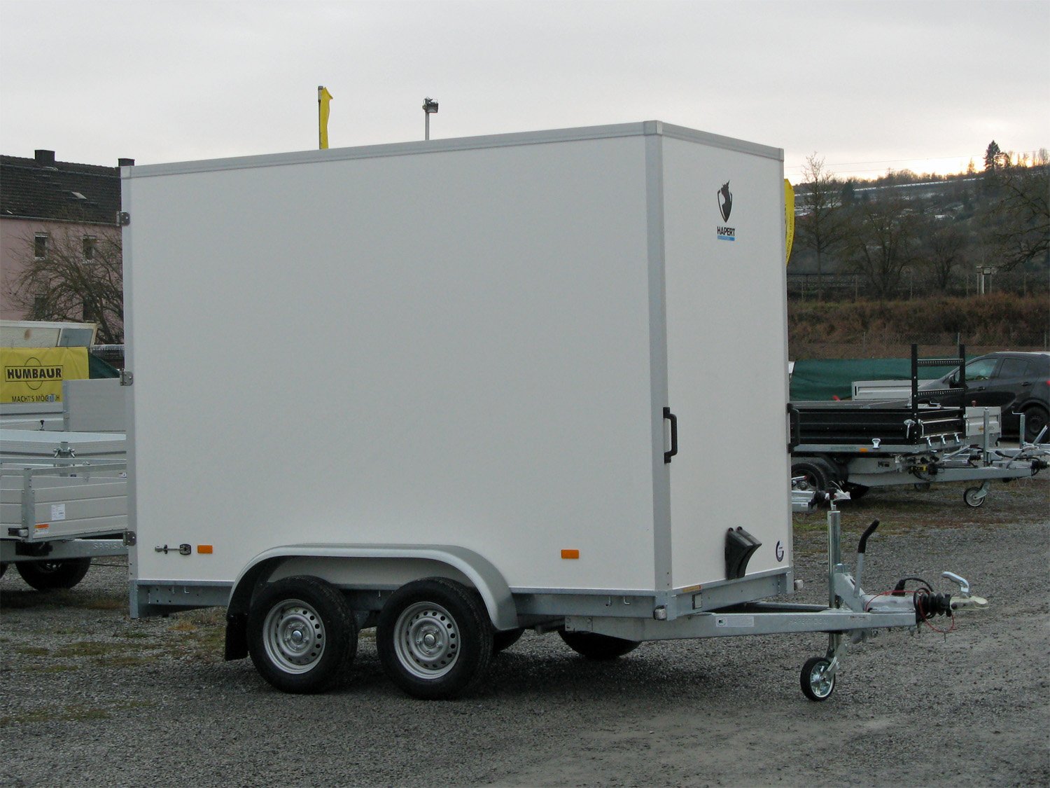 Hapert Kofferanhänger Sapphire L-2 - 2000 – Innenhöhe 2100 mm – Ladefläche 300 × 150 cm – 2000 kg – Tandemachser – Ansicht 1
