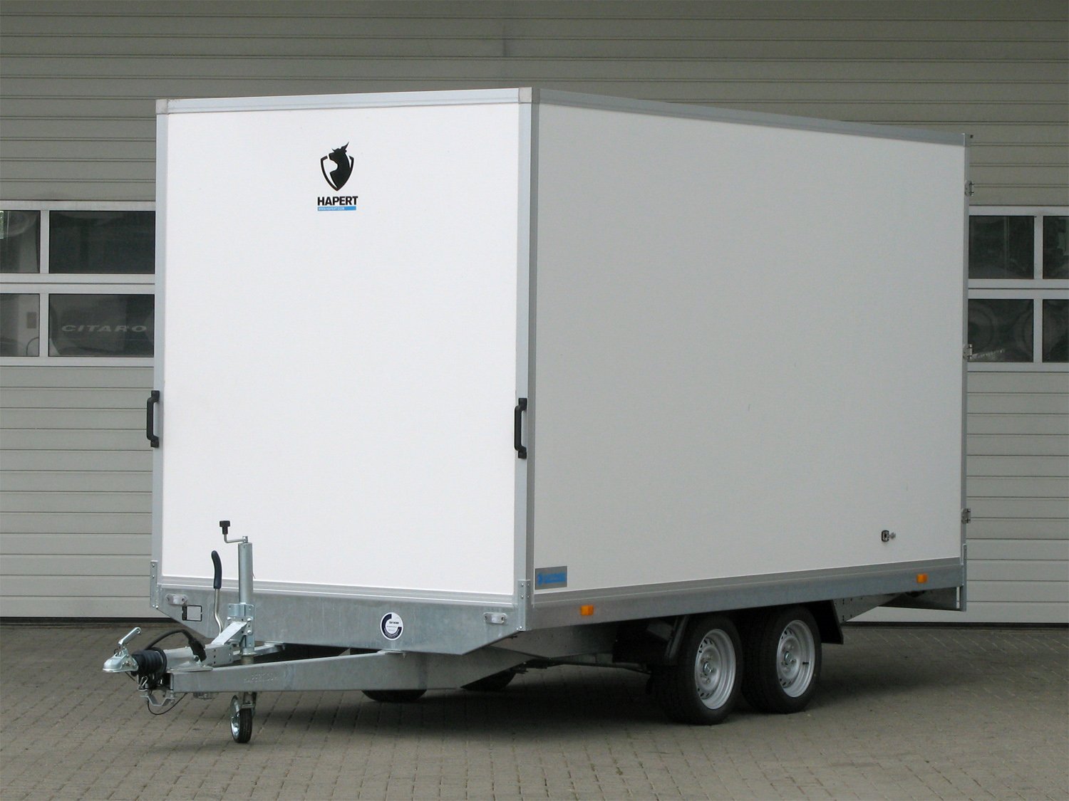 Hapert Kofferanhänger Sapphire L-2 - 2700 – 300 x 150 x 210 Rampe – Ladefläche 300 × 150 cm – 2700 kg – Tandemachser – Ansicht 1