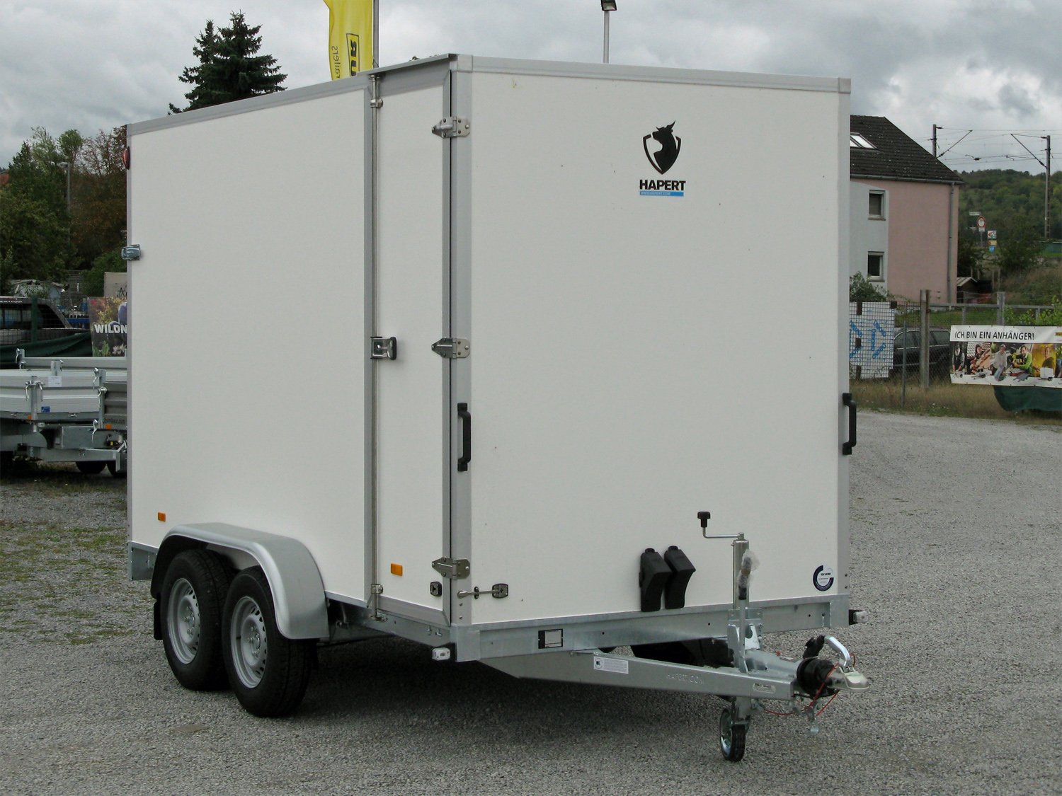 Hapert Kofferanhänger Sapphire L-2 - 2700 – 350 x 150 x 180 Türen hinten u. Seitentüre – Ladefläche 350 × 150 cm – 2700 kg – Tandemachser – Ansicht 1