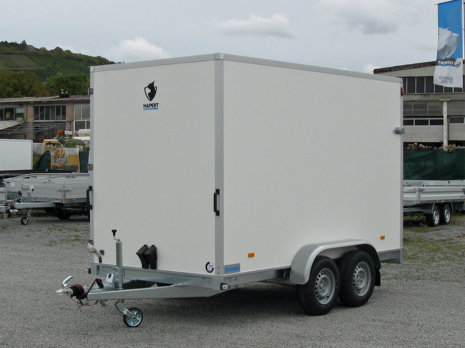 Hapert Kofferanhänger Sapphire L-2 - 2700 – 350 x 180 x 180 Rampe u. Seitentüre – Ladefläche 350 × 180 cm – 2700 kg – Tandemachser – Ansicht 2