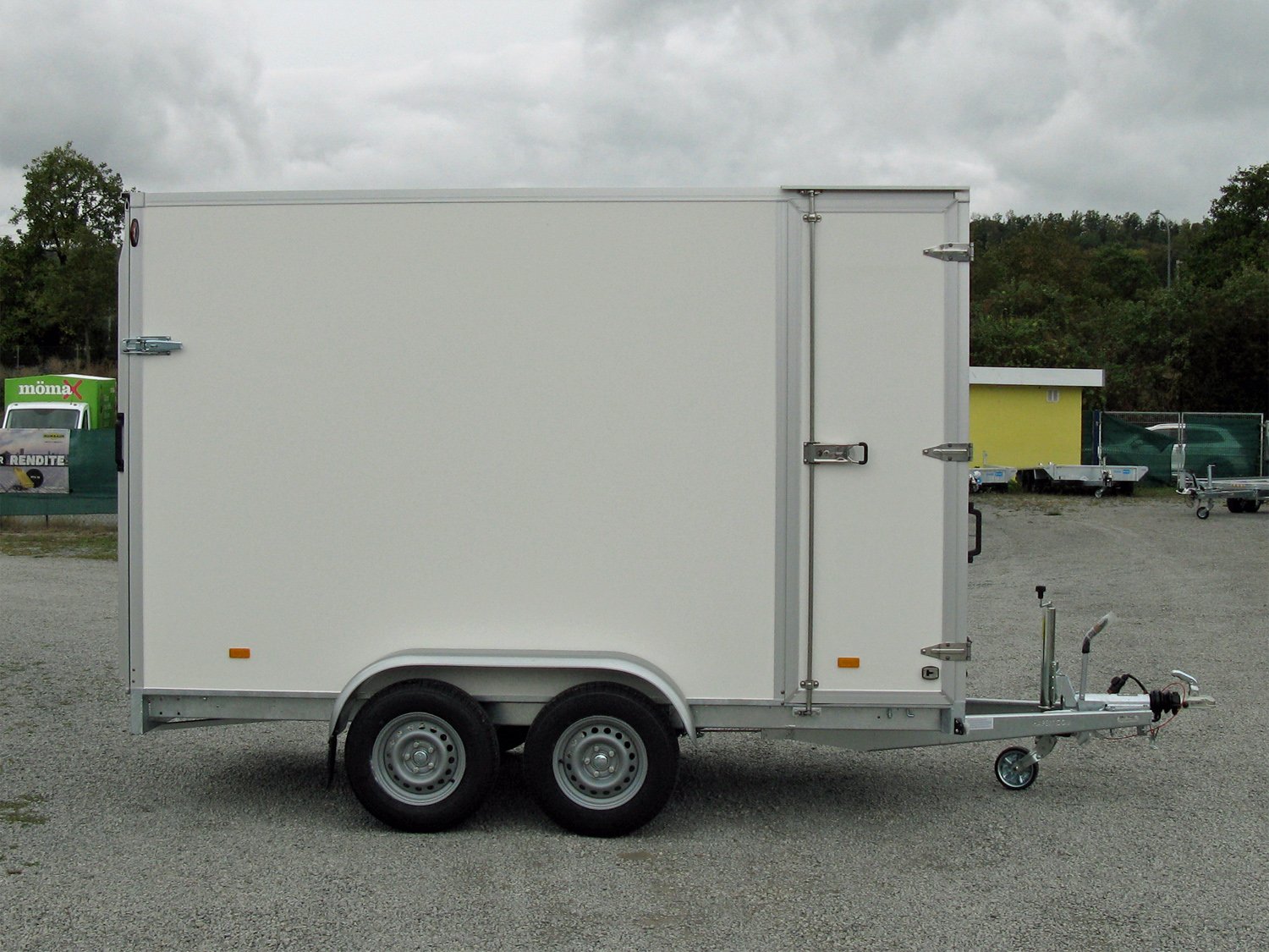 Hapert Kofferanhänger Sapphire L-2 - 2700 – 350 x 180 x 180 Rampe u. Seitentüre – Ladefläche 350 × 180 cm – 2700 kg – Tandemachser – Ansicht 4