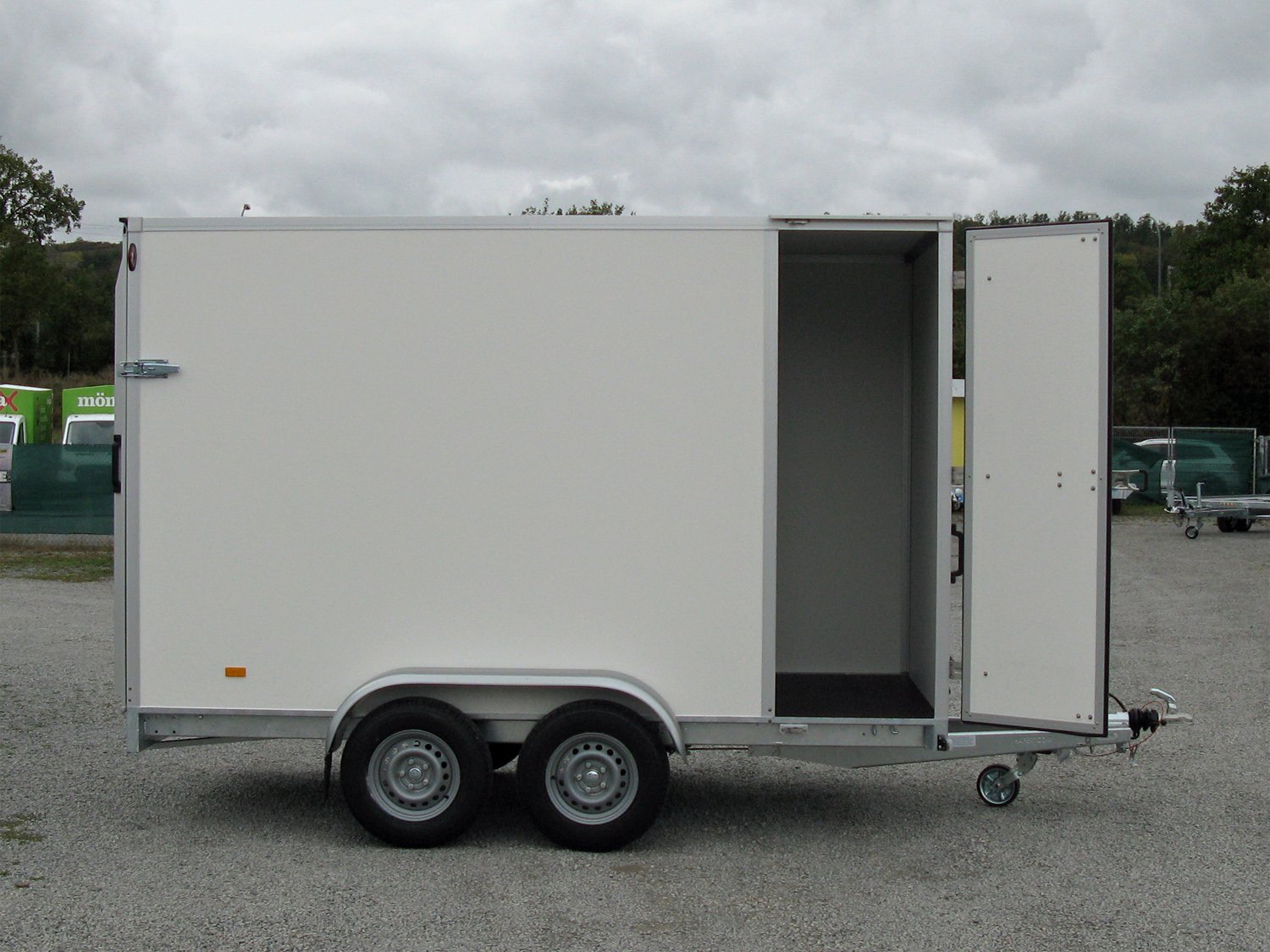 Hapert Kofferanhänger Sapphire L-2 - 2700 – 350 x 180 x 180 Rampe u. Seitentüre – Ladefläche 350 × 180 cm – 2700 kg – Tandemachser – Ansicht 5