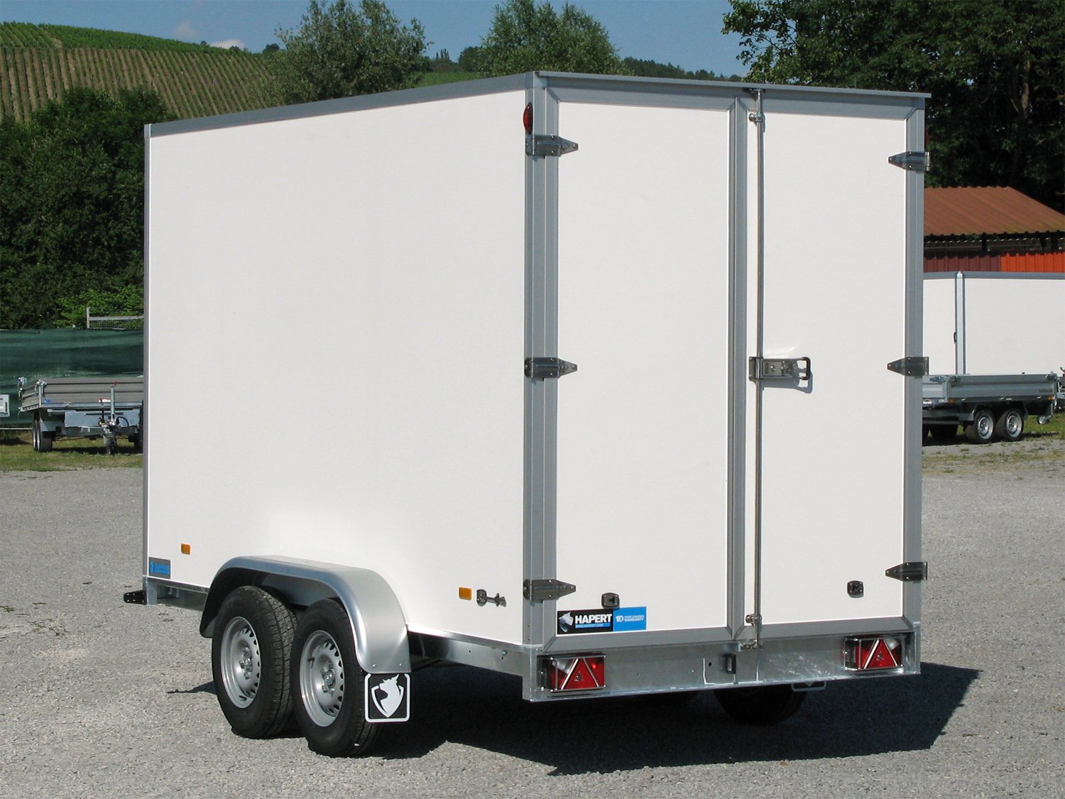 Hapert Kofferanhänger Sapphire L-2 - 2700 – 350 x 180 x 210 – Ladefläche 350 × 180 cm – 2700 kg – Tandemachser – Ansicht 2