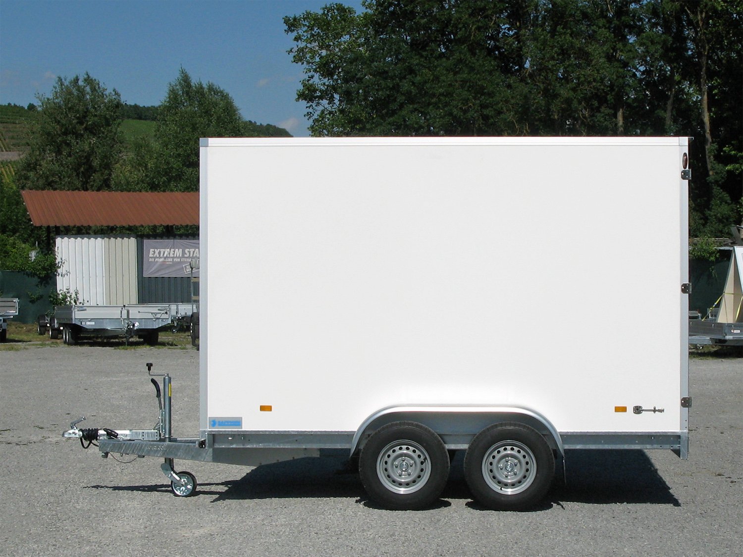 Hapert Kofferanhänger Sapphire L-2 - 2700 – 350 x 180 x 210 – Ladefläche 350 × 180 cm – 2700 kg – Tandemachser – Ansicht 4