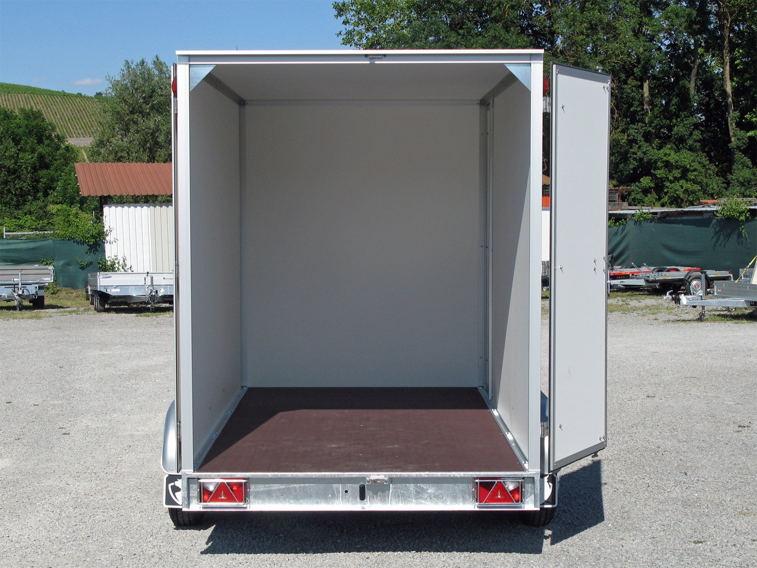 Hapert Kofferanhänger Sapphire L-2 - 2700 – 350 x 180 x 210 – Ladefläche 350 × 180 cm – 2700 kg – Tandemachser – Ansicht 5