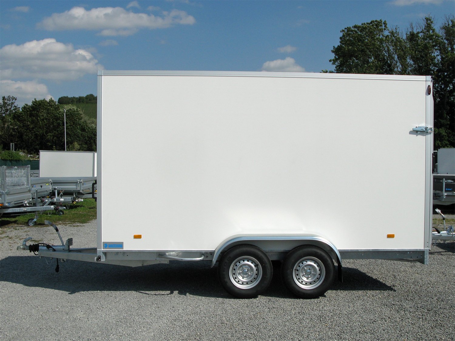 Hapert Kofferanhänger Sapphire L-2 - 2700 – 400 x 180 x 210 Rampe – Ladefläche 400 × 180 cm – 2700 kg – Tandemachser – Ansicht 2