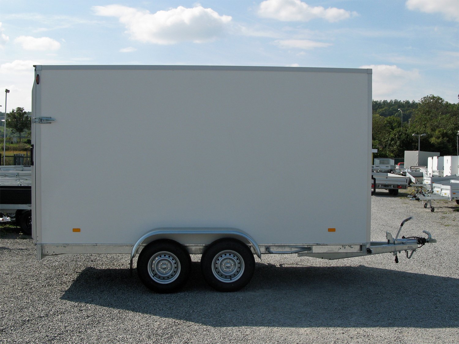 Hapert Kofferanhänger Sapphire L-2 - 2700 – 400 x 180 x 210 Rampe – Ladefläche 400 × 180 cm – 2700 kg – Tandemachser – Ansicht 3