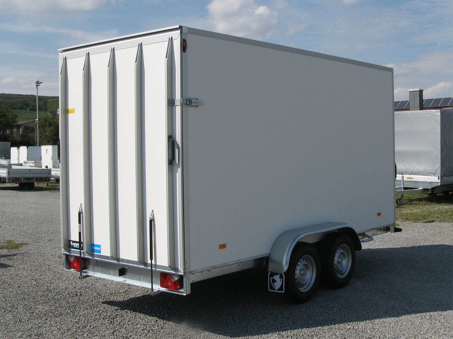 Hapert Kofferanhänger Sapphire L-2 - 2700 – 400 x 180 x 210 Rampe – Ladefläche 400 × 180 cm – 2700 kg – Tandemachser – Ansicht 4