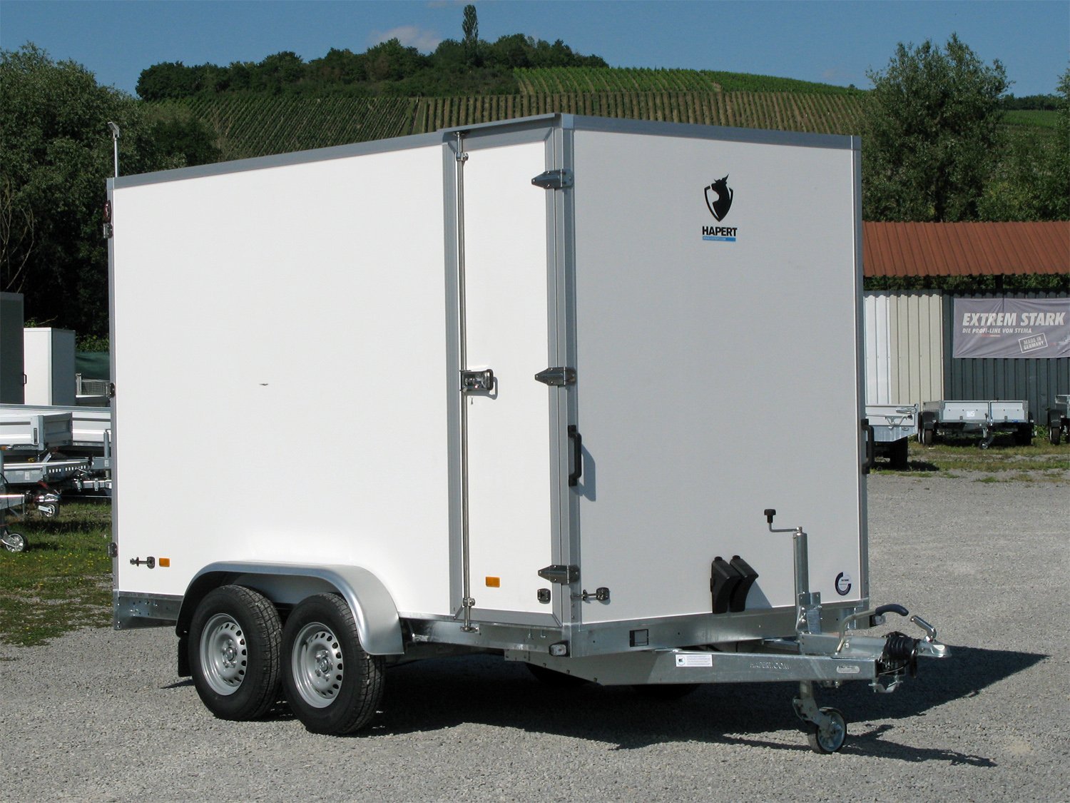 Hapert Kofferanhänger Sapphire L-2 - 3000 – 350 x 180 x 210 Seitentür – Ladefläche 350 × 180 cm – 3000 kg – Tandemachser – Ansicht 1