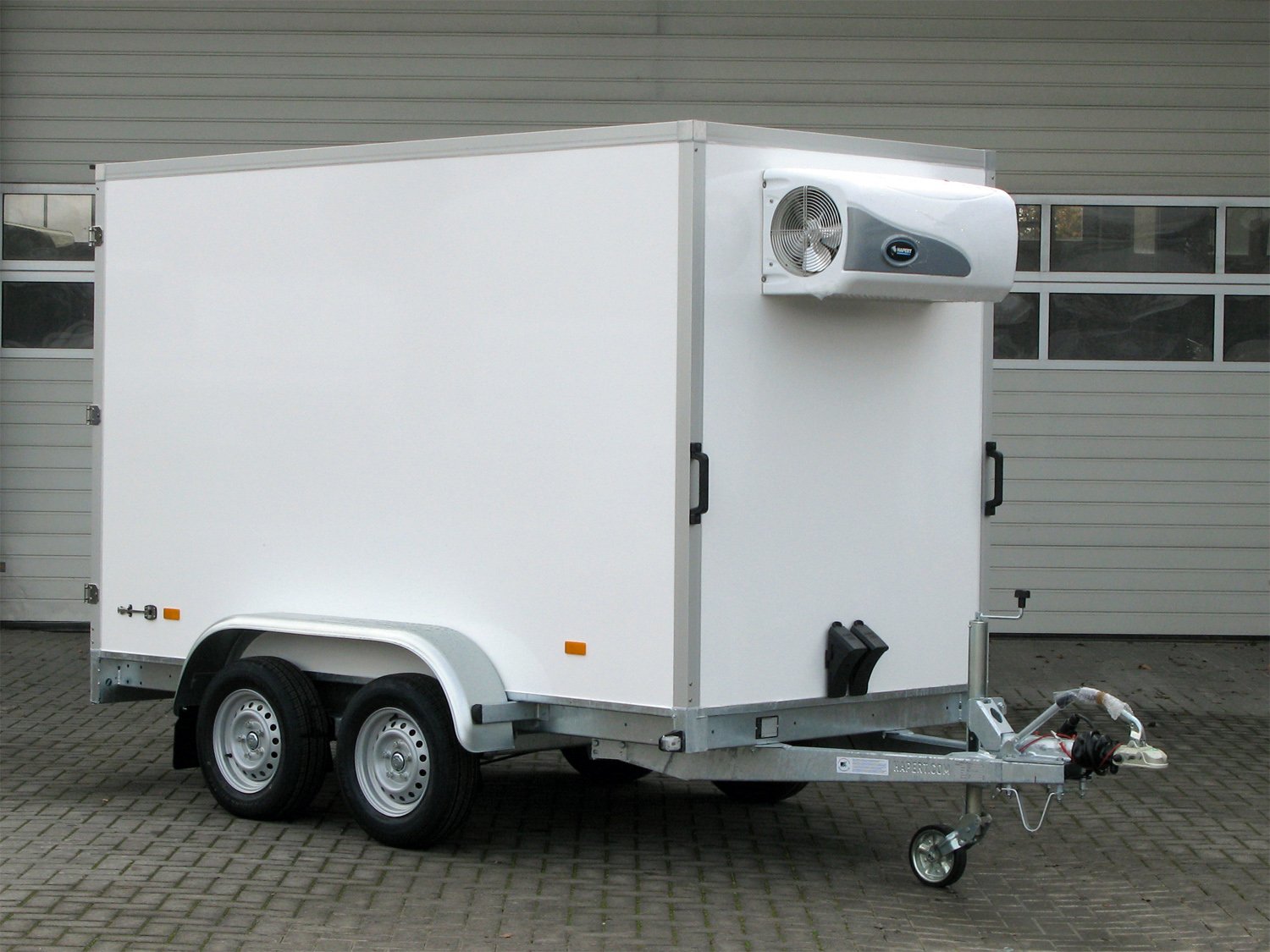 Hapert Kühlkoffer Sapphire L-2 - 2000 – 300 x 150 x 180 cm – Ladefläche 300 × 150 cm – 2000 kg – Tandemachser – Ausführungsvariante 2 – Ansicht 1
