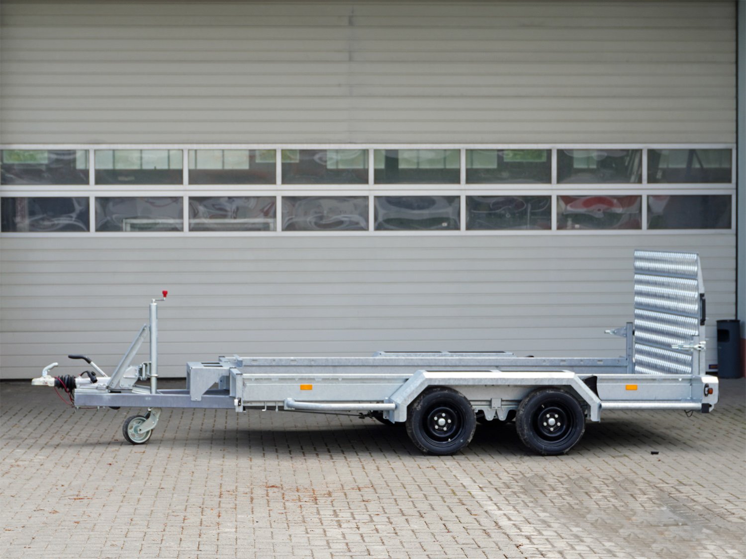 Hapert Maschinentransporter Indigo LF-2 3500 – 3550 X 1690 Parabelfederung – Ladefläche 355 × 169 cm – 3500 kg – Tandemachser – Ansicht 3