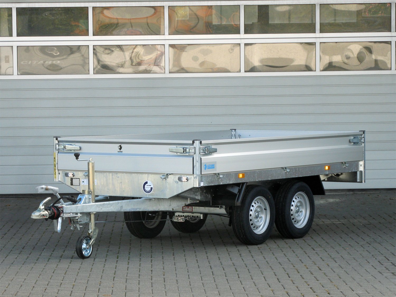 Hapert Pritschenhochlader Azure H-2 - 2000 - 3050 x 1600 – Bereifung 185 70R13 185/70 R 13 – Ladefläche 305 × 160 cm – 2000 kg – Tandemachser – Ansicht 1