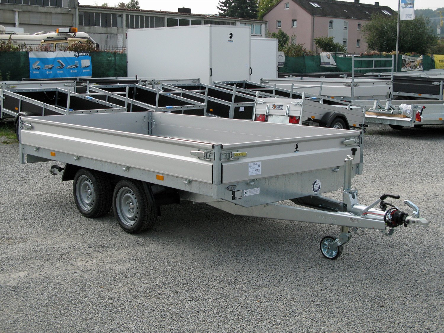 Hapert Pritschenhochlader Azure H-2 - 2700 - 3350 x 2000 – niedriges Fahrwerk – Ladefläche 335 × 200 cm – 2700 kg – Tandemachser – Ansicht 1