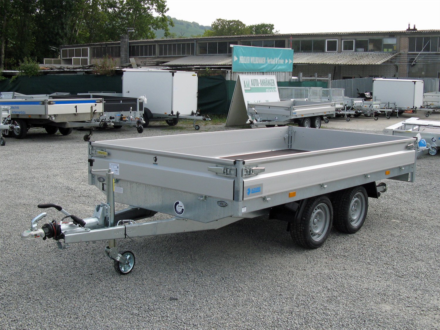 Hapert Pritschenhochlader Azure H-2 - 2700 - 3350 x 2000 – niedriges Fahrwerk – Ladefläche 335 × 200 cm – 2700 kg – Tandemachser – Ansicht 2