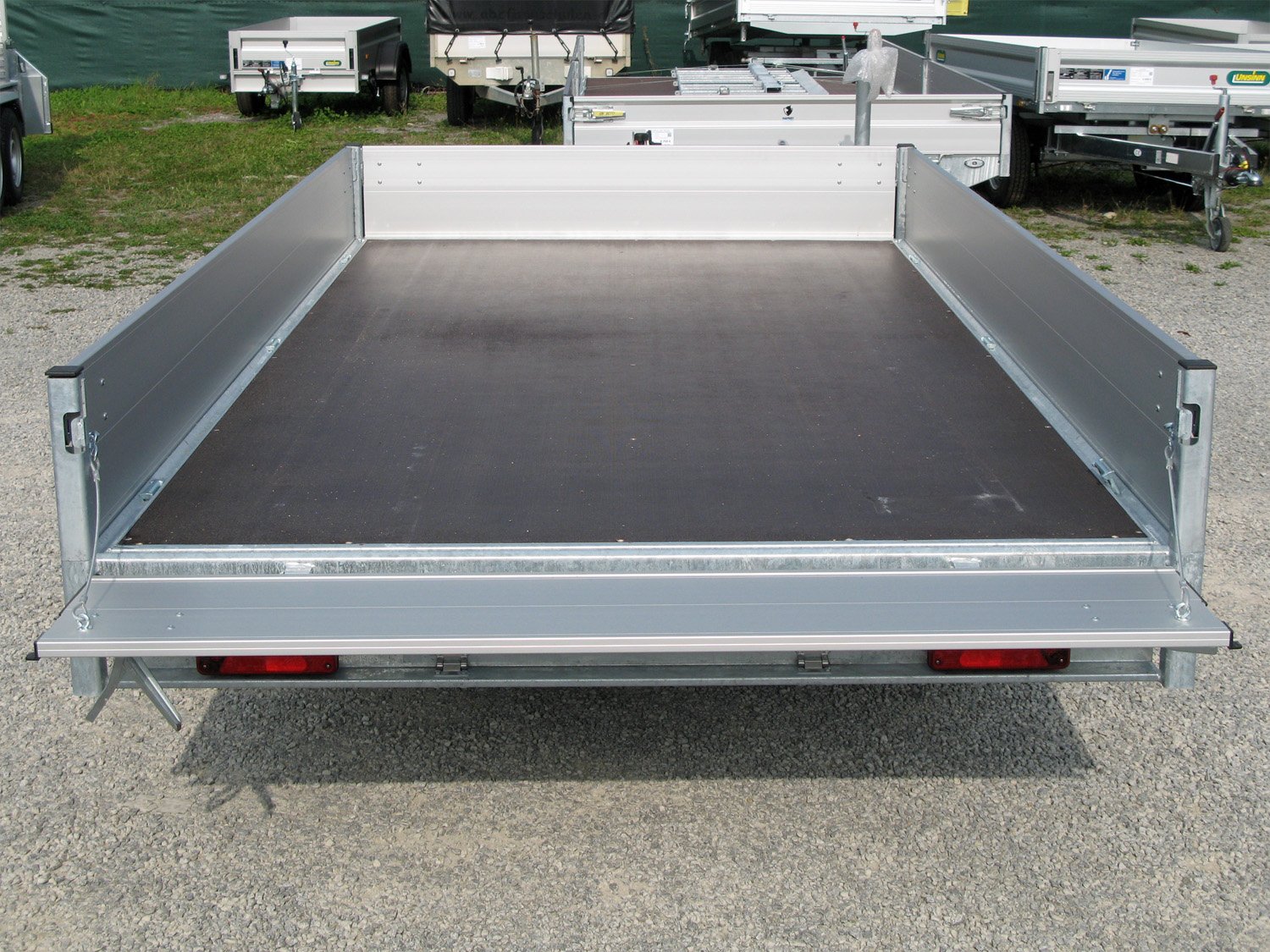 Hapert Pritschenhochlader Azure H-2 - 2700 - 3350 x 2000 – niedriges Fahrwerk – Ladefläche 335 × 200 cm – 2700 kg – Tandemachser – Ansicht 4