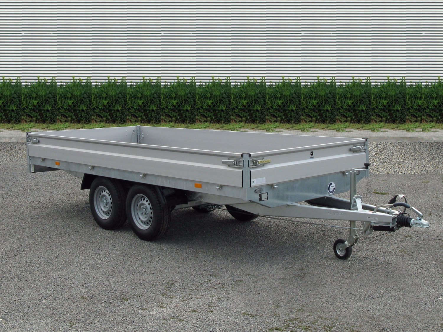 Hapert Pritschenhochlader Azure H-2 - 2700 - 4050 x 1800 – 185R 14 C – Ladefläche 405 × 180 cm – 2700 kg – Tandemachser – Ansicht 1