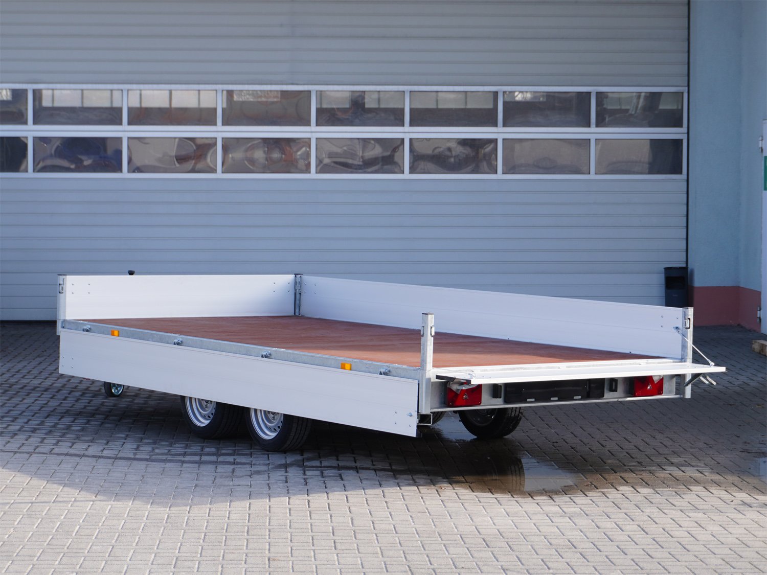 Hapert Pritschenhochlader Azure H-2 - 2700 - 4050 x 1800 – niedriges Fahrwerk – Ladefläche 405 × 180 cm – 2700 kg – Tandemachser – Ansicht 3