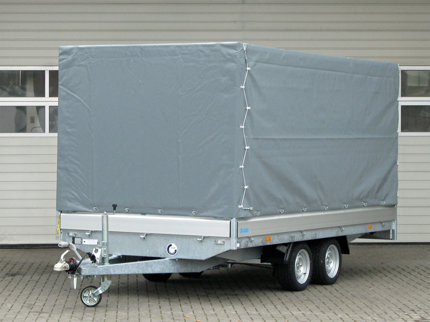 Hapert Pritschenhochlader Azure H-2 - 2700 - 4050 x 2000 – 2000 mm Hochplane – Ladefläche 405 × 200 cm – 2700 kg – Tandemachser – Ansicht 1