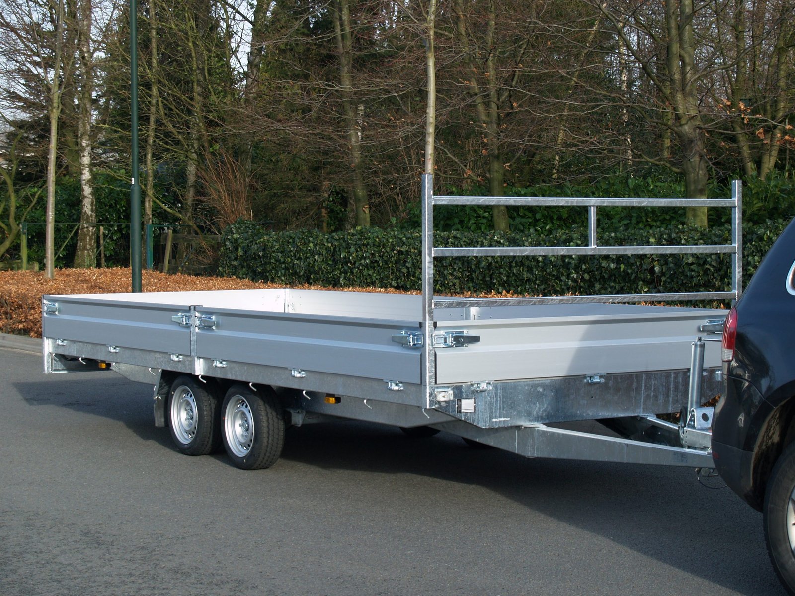 Hapert Pritschenhochlader Azure H-2 - 2700 - 5050 x 2000 – Mittelrungen niedriges Fahrwerk – Ladefläche 505 × 200 cm – 2700 kg – Tandemachser – Ansicht 2