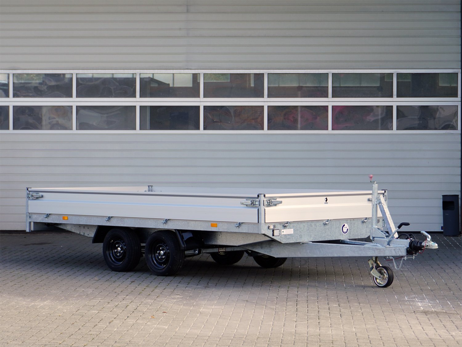 Hapert Pritschenhochlader Azure H-2 - 3500 - 4050 x 1800 – Parabelfederung incl Stoßdämpfer – Ladefläche 405 × 180 cm – 3500 kg – Tandemachser – Ansicht 1