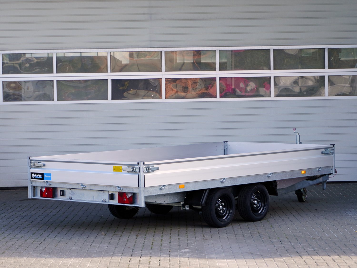 Hapert Pritschenhochlader Azure H-2 - 3500 - 4050 x 1800 – Parabelfederung incl Stoßdämpfer – Ladefläche 405 × 180 cm – 3500 kg – Tandemachser – Ansicht 2
