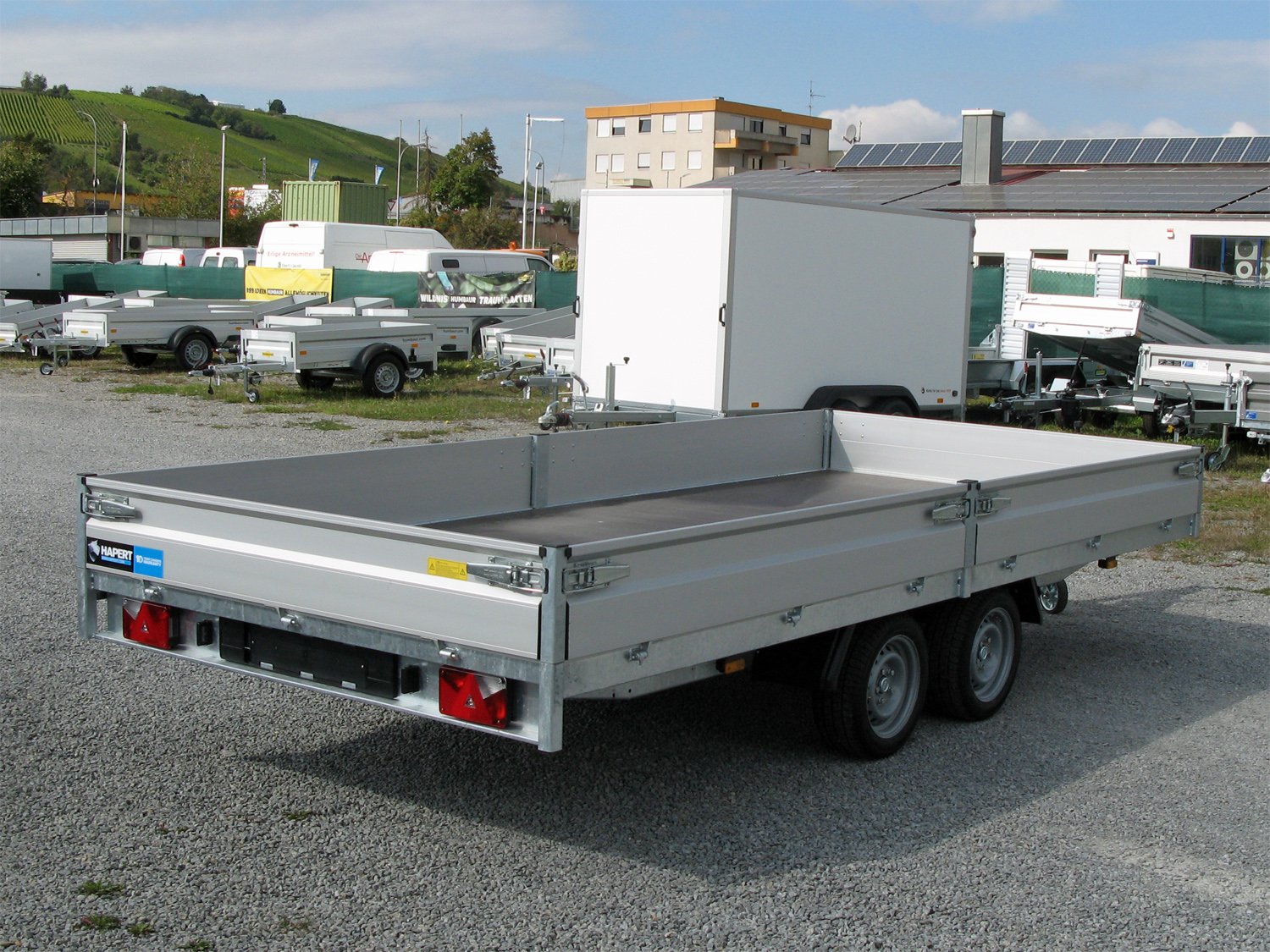 Hapert Pritschenhochlader Azure H-2 - 3500 - 4550 x 2000 – Mittelrungen niedriges Fahrwerk – Ladefläche 455 × 200 cm – 3500 kg – Tandemachser – Ansicht 2
