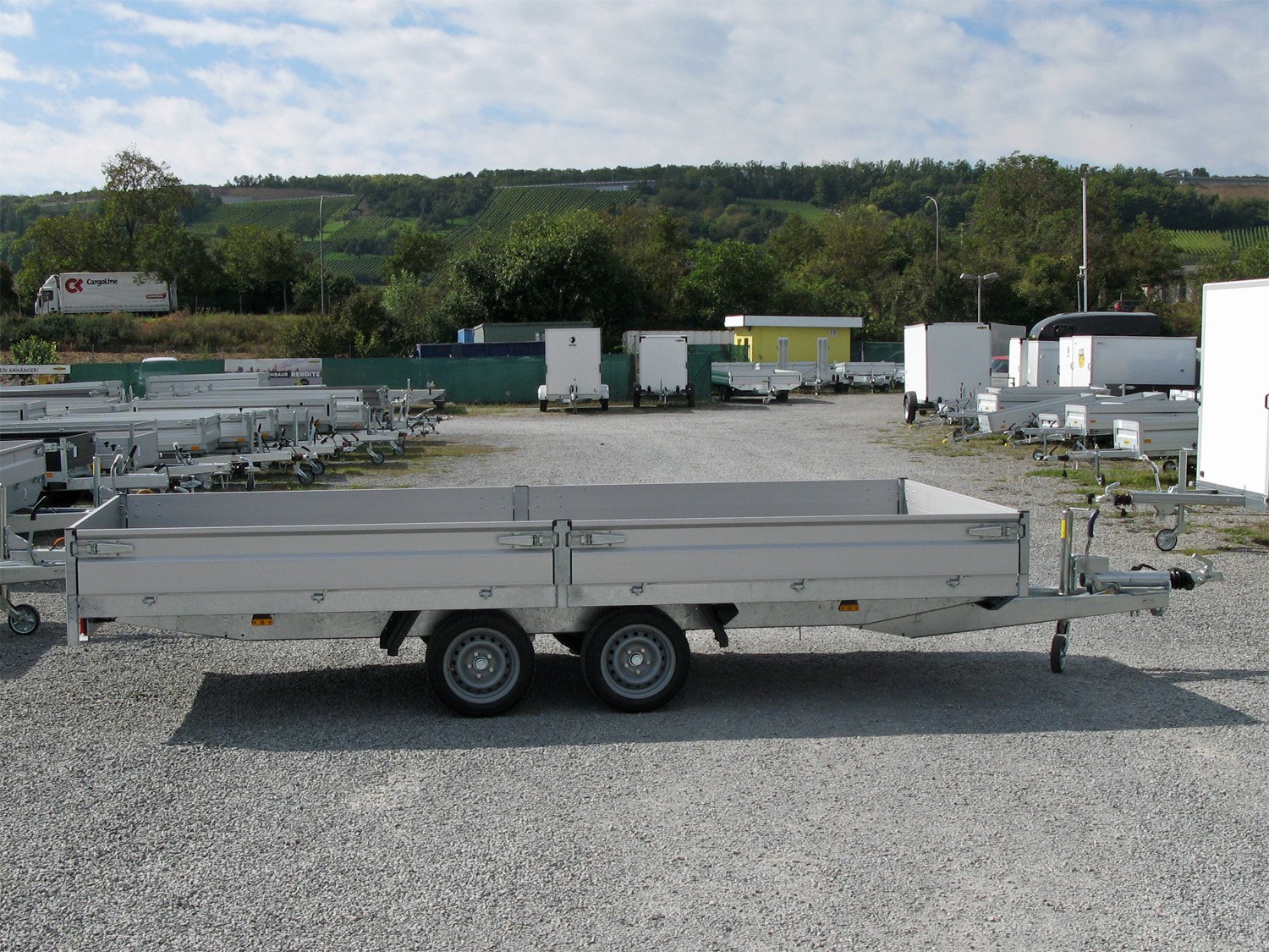 Hapert Pritschenhochlader Azure H-2 - 3500 - 4550 x 2000 – Mittelrungen niedriges Fahrwerk – Ladefläche 455 × 200 cm – 3500 kg – Tandemachser – Ansicht 4