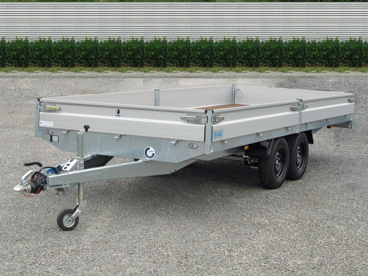 Hapert Pritschenhochlader Azure H-2 - 3500 - 5050 x 2000 – niedr. FW 195/50R13C – Ladefläche 505 × 200 cm – 3500 kg – Tandemachser – Ansicht 1