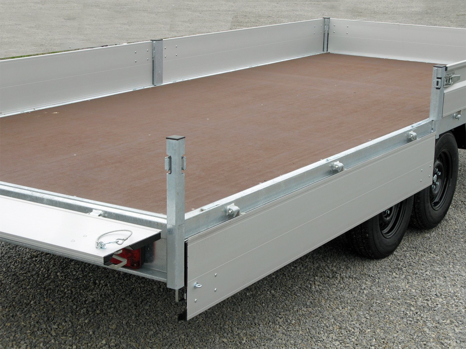 Hapert Pritschenhochlader Azure H-2 - 3500 - 6050 x 2000 – Parabelfederung 100km/h – Ladefläche 605 × 200 cm – 3500 kg – Tandemachser – Ansicht 3